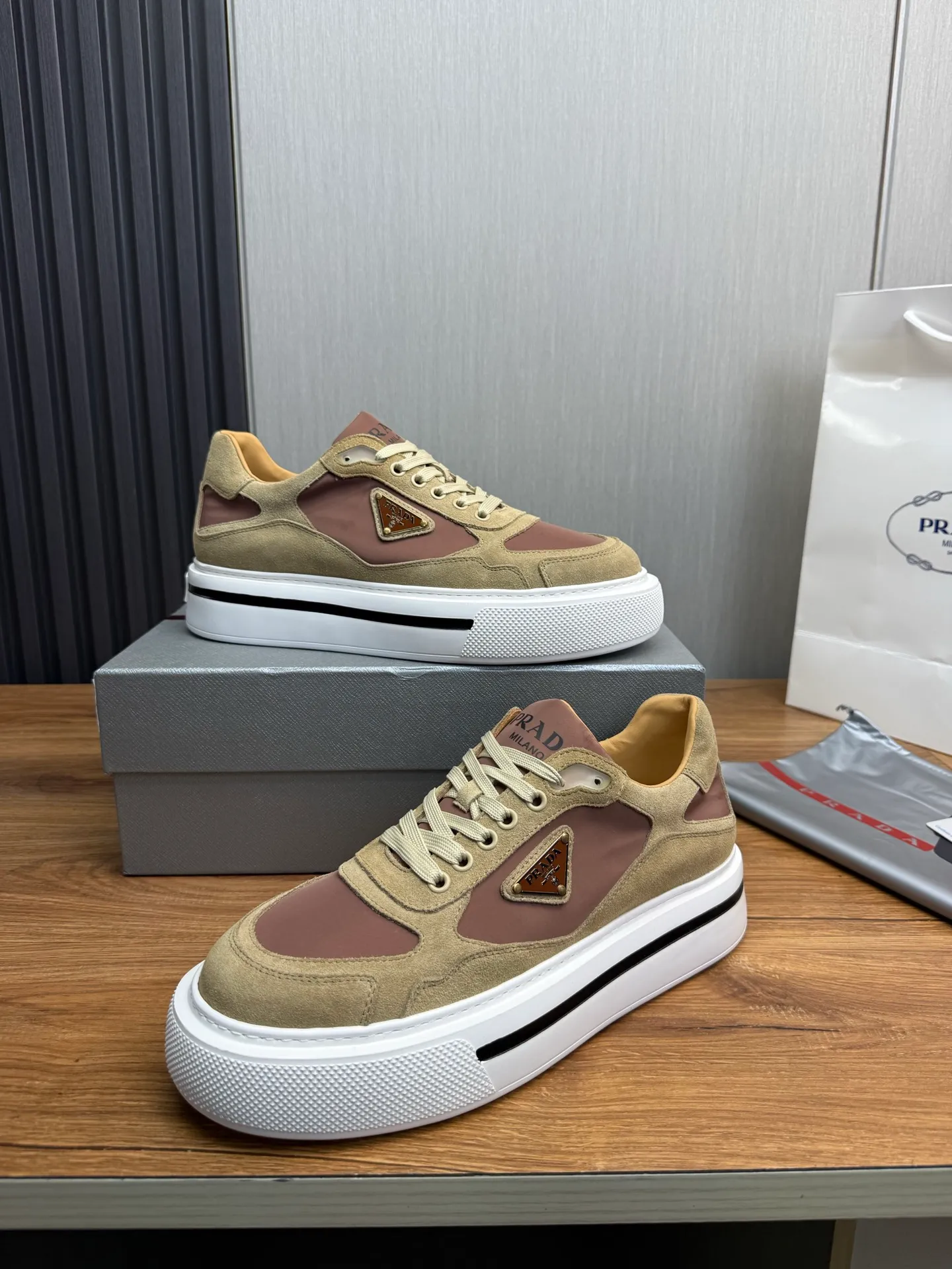 Men's shoes 💰580💰 [PRADA] Hot-selling men's shoes shipped 👏Official website synchronized ⬆️ Original cowhide fabric + cowhide lining, cowhide feet 🐮 1:1 shipment ✔️Original original sole, 38-45 (45. Customized, non-refundable)